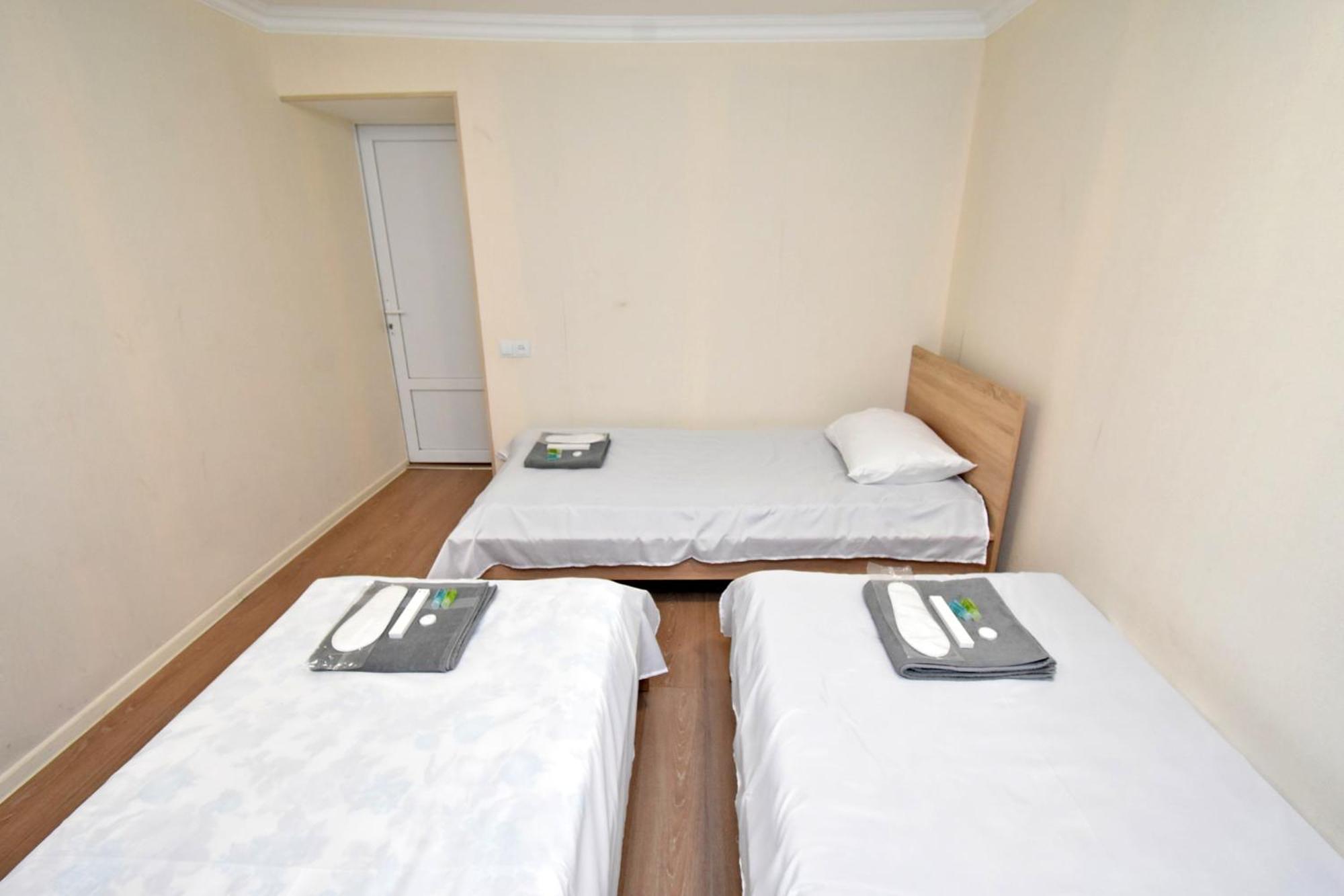 Aaaa Hotell Jerevan Exteriör bild