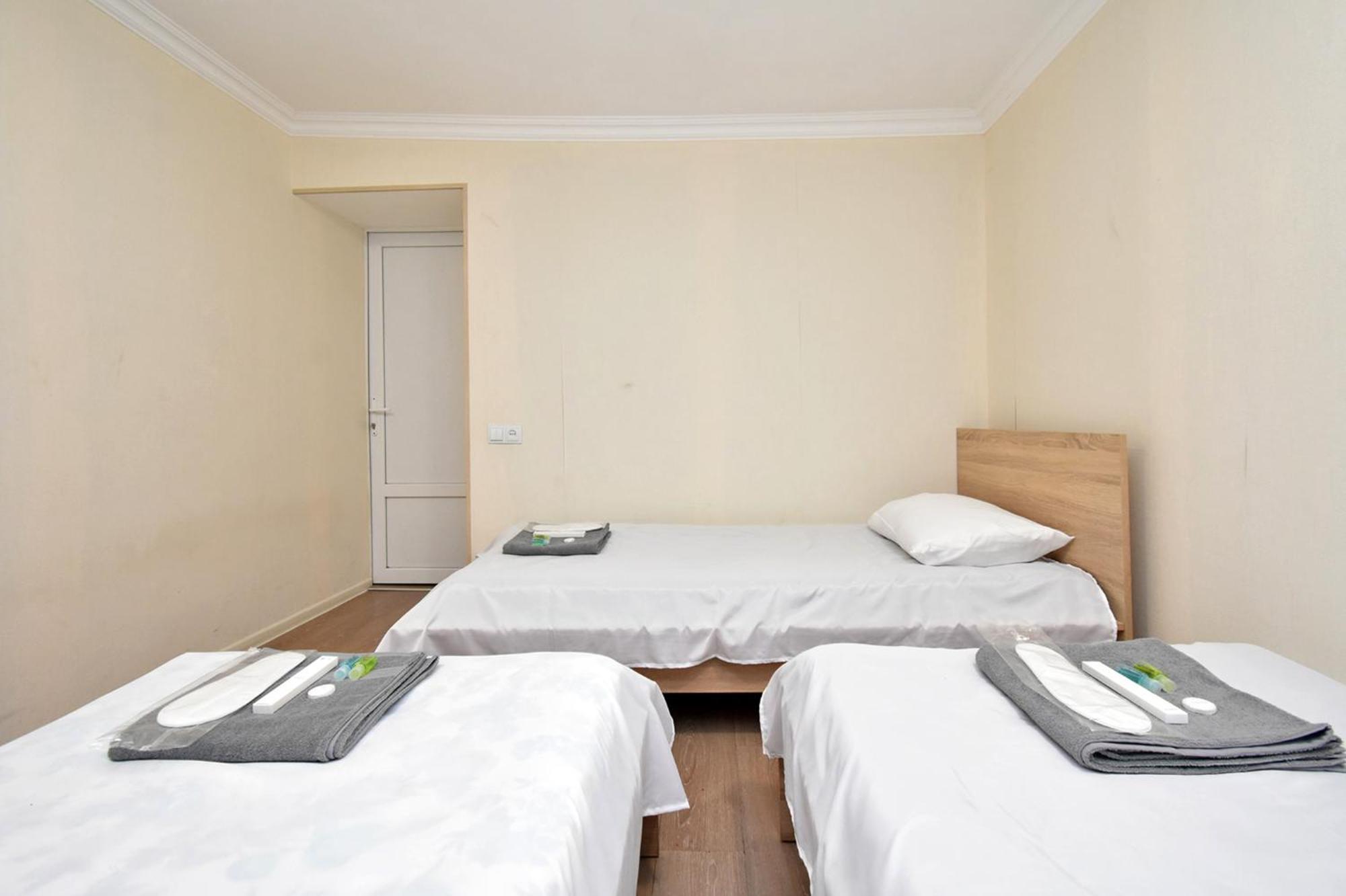 Aaaa Hotell Jerevan Exteriör bild